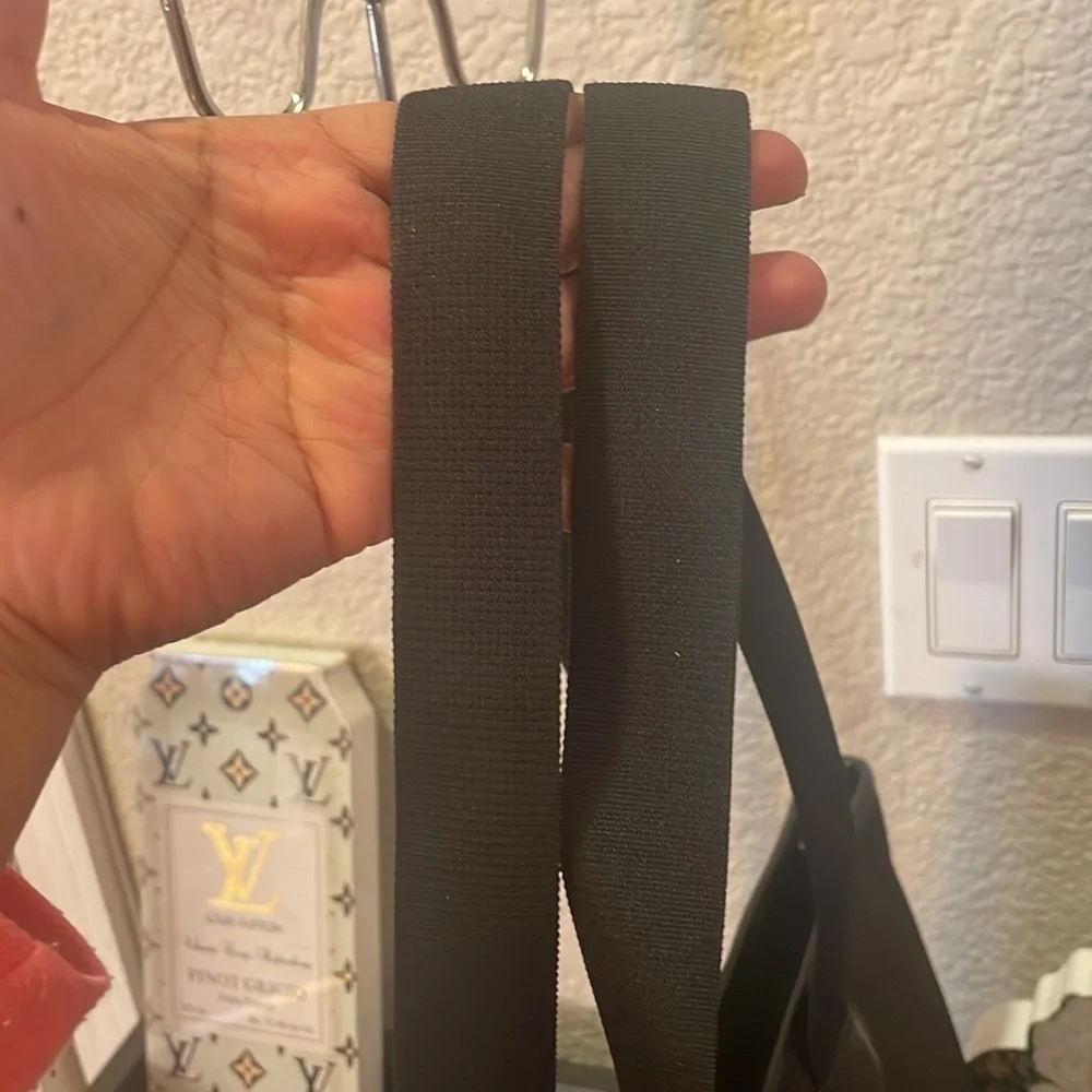August Gucci Tote zipper closure - Picture 11 of 16